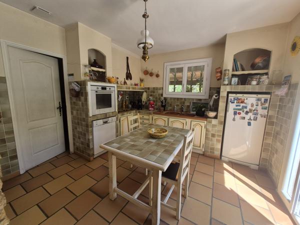 Eyragues (13630) *** SOUS COMPROMIS *** - EYRAGUES (13630) - MAISON DE PLAIN-PIED SUR BEAU TERRAIN A PIED DU VILLAGE