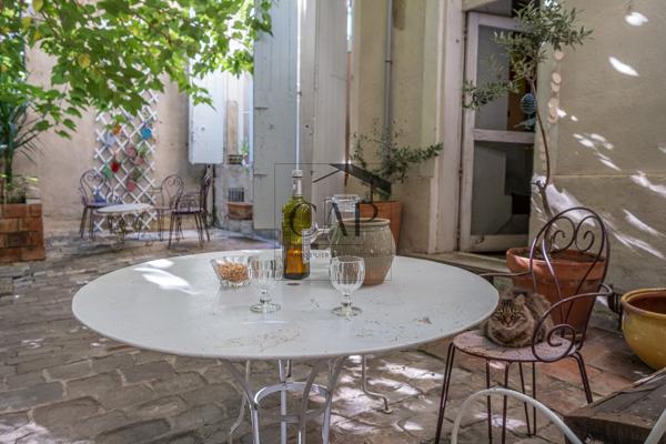 Marseille (13006) Ensemble atypique de 176 m² Carrez avec cour intérieure – maison, studio et atelier – 13006