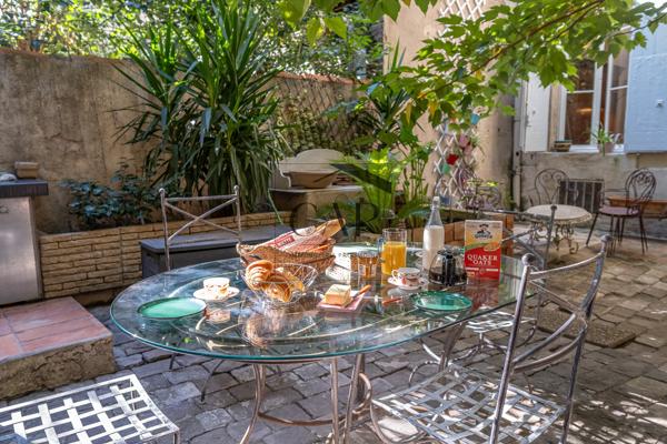 Marseille (13006) Ensemble atypique de 176 m² Carrez avec cour intérieure – maison, studio et atelier – 13006