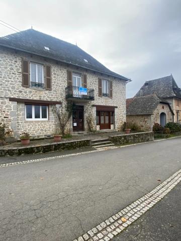 Rare: Bel ensemble immobilier  dans village pittoresque Maison et dépendances