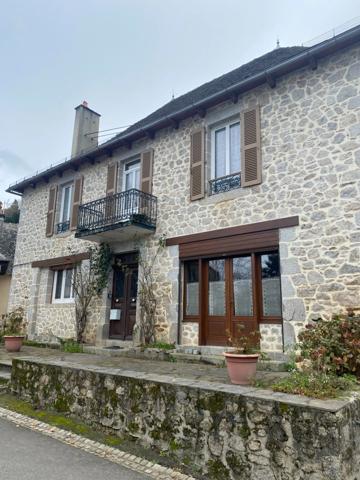 Rare: Bel ensemble immobilier  dans village pittoresque Maison et dépendances