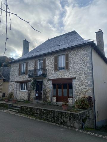 Rare: Bel ensemble immobilier  dans village pittoresque Maison et dépendances