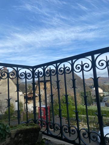 Rare: Bel ensemble immobilier  dans village pittoresque Maison et dépendances