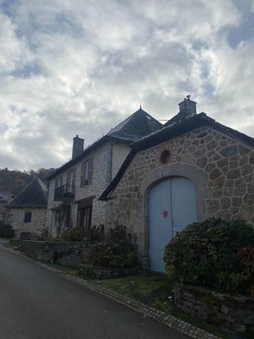 Rare: Bel ensemble immobilier  dans village pittoresque Maison et dépendances