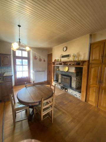 Rare: Bel ensemble immobilier  dans village pittoresque Maison et dépendances