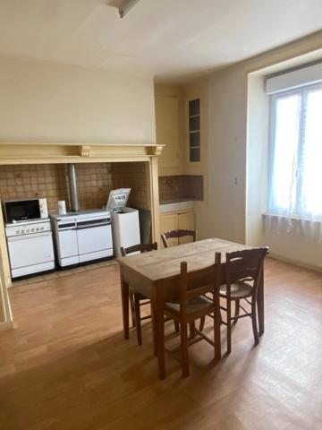 Rare: Bel ensemble immobilier  dans village pittoresque Maison et dépendances