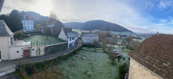 Rare: Bel ensemble immobilier  dans village pittoresque Maison et dépendances