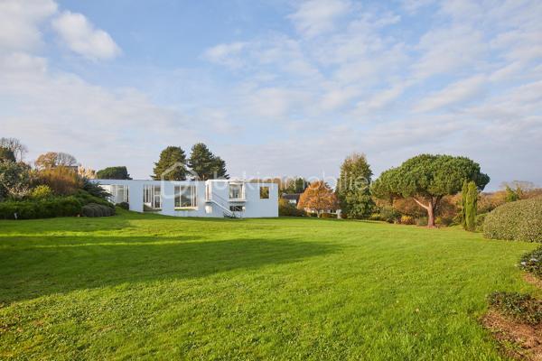 Sur la commune d'Etables-sur-Mer, dans un cadre intimiste, cette propriété d'exception de 248m² implantée sur un terrain de 5470 m² conjugue élégance intemporelle et confort moderne pour une expérience de vie incomparable. 

Conçue par un architecte en 1993, chaque détail a été pensé pour sublimer la beauté environnante et offrir des panoramas avec en toile de fond la baie de Saint-Brieuc.

Dès l'entrée, l'espace de vie de plus de 100m² baigné de lumière grâce aux multiples baies vitrées, dévoile un intérieur raffiné. Cet espace généreux invite à la détente et bénéficie d'un accès direct à plusieurs terrasses et au jardin magnifiquement entretenu.

Aussi bien pensée pour une fonctionnalité au quotidien que pour recevoir, cette demeure bénéficie en plus de son vaste séjour, d'un espace salle à manger, d'une cuisine aménagée et équipée avec un cellier attenant, un vestiaire et WC pour les invités, un espace bureau et une grande suite parentale avec vue sur la mer, une salle de bain mixte avec baignoire, douche, WC séparé et un dressing pour un maximum de confort. Sur un autre niveau, un espace dédié aux invités offre 3 chambres équipées chacune d'une salle d'eau avec WC.

Portail électrique, garage avec ouverture motorisée pouvant accueillir au moins 2 véhicules, chaufferie, cave, atelier, système d'alarme et éclairage extérieur complètent ce bien d'exception.

Pour plus d'informations, n'hésitez pas à me contacter : 06.89.29.41.54