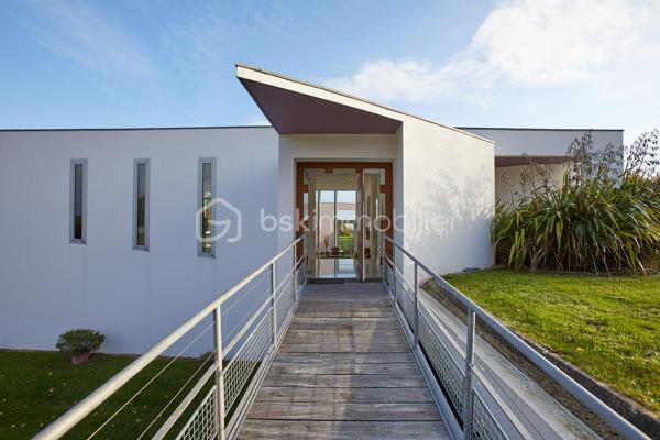 Sur la commune d'Etables-sur-Mer, dans un cadre intimiste, cette propriété d'exception de 248m² implantée sur un terrain de 5470 m² conjugue élégance intemporelle et confort moderne pour une expérience de vie incomparable. 

Conçue par un architecte en 1993, chaque détail a été pensé pour sublimer la beauté environnante et offrir des panoramas avec en toile de fond la baie de Saint-Brieuc.

Dès l'entrée, l'espace de vie de plus de 100m² baigné de lumière grâce aux multiples baies vitrées, dévoile un intérieur raffiné. Cet espace généreux invite à la détente et bénéficie d'un accès direct à plusieurs terrasses et au jardin magnifiquement entretenu.

Aussi bien pensée pour une fonctionnalité au quotidien que pour recevoir, cette demeure bénéficie en plus de son vaste séjour, d'un espace salle à manger, d'une cuisine aménagée et équipée avec un cellier attenant, un vestiaire et WC pour les invités, un espace bureau et une grande suite parentale avec vue sur la mer, une salle de bain mixte avec baignoire, douche, WC séparé et un dressing pour un maximum de confort. Sur un autre niveau, un espace dédié aux invités offre 3 chambres équipées chacune d'une salle d'eau avec WC.

Portail électrique, garage avec ouverture motorisée pouvant accueillir au moins 2 véhicules, chaufferie, cave, atelier, système d'alarme et éclairage extérieur complètent ce bien d'exception.

Pour plus d'informations, n'hésitez pas à me contacter : 06.89.29.41.54