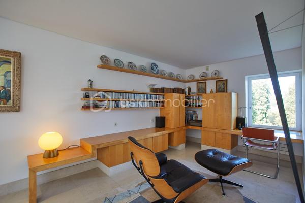 Sur la commune d'Etables-sur-Mer, dans un cadre intimiste, cette propriété d'exception de 248m² implantée sur un terrain de 5470 m² conjugue élégance intemporelle et confort moderne pour une expérience de vie incomparable. 

Conçue par un architecte en 1993, chaque détail a été pensé pour sublimer la beauté environnante et offrir des panoramas avec en toile de fond la baie de Saint-Brieuc.

Dès l'entrée, l'espace de vie de plus de 100m² baigné de lumière grâce aux multiples baies vitrées, dévoile un intérieur raffiné. Cet espace généreux invite à la détente et bénéficie d'un accès direct à plusieurs terrasses et au jardin magnifiquement entretenu.

Aussi bien pensée pour une fonctionnalité au quotidien que pour recevoir, cette demeure bénéficie en plus de son vaste séjour, d'un espace salle à manger, d'une cuisine aménagée et équipée avec un cellier attenant, un vestiaire et WC pour les invités, un espace bureau et une grande suite parentale avec vue sur la mer, une salle de bain mixte avec baignoire, douche, WC séparé et un dressing pour un maximum de confort. Sur un autre niveau, un espace dédié aux invités offre 3 chambres équipées chacune d'une salle d'eau avec WC.

Portail électrique, garage avec ouverture motorisée pouvant accueillir au moins 2 véhicules, chaufferie, cave, atelier, système d'alarme et éclairage extérieur complètent ce bien d'exception.

Pour plus d'informations, n'hésitez pas à me contacter : 06.89.29.41.54