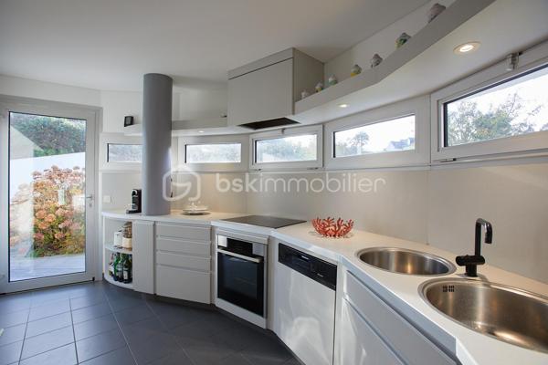 Sur la commune d'Etables-sur-Mer, dans un cadre intimiste, cette propriété d'exception de 248m² implantée sur un terrain de 5470 m² conjugue élégance intemporelle et confort moderne pour une expérience de vie incomparable. 

Conçue par un architecte en 1993, chaque détail a été pensé pour sublimer la beauté environnante et offrir des panoramas avec en toile de fond la baie de Saint-Brieuc.

Dès l'entrée, l'espace de vie de plus de 100m² baigné de lumière grâce aux multiples baies vitrées, dévoile un intérieur raffiné. Cet espace généreux invite à la détente et bénéficie d'un accès direct à plusieurs terrasses et au jardin magnifiquement entretenu.

Aussi bien pensée pour une fonctionnalité au quotidien que pour recevoir, cette demeure bénéficie en plus de son vaste séjour, d'un espace salle à manger, d'une cuisine aménagée et équipée avec un cellier attenant, un vestiaire et WC pour les invités, un espace bureau et une grande suite parentale avec vue sur la mer, une salle de bain mixte avec baignoire, douche, WC séparé et un dressing pour un maximum de confort. Sur un autre niveau, un espace dédié aux invités offre 3 chambres équipées chacune d'une salle d'eau avec WC.

Portail électrique, garage avec ouverture motorisée pouvant accueillir au moins 2 véhicules, chaufferie, cave, atelier, système d'alarme et éclairage extérieur complètent ce bien d'exception.

Pour plus d'informations, n'hésitez pas à me contacter : 06.89.29.41.54