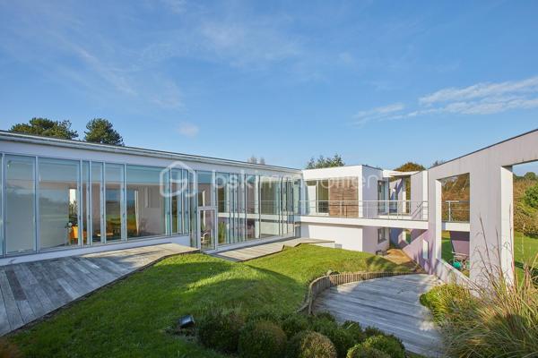 Sur la commune d'Etables-sur-Mer, dans un cadre intimiste, cette propriété d'exception de 248m² implantée sur un terrain de 5470 m² conjugue élégance intemporelle et confort moderne pour une expérience de vie incomparable. 

Conçue par un architecte en 1993, chaque détail a été pensé pour sublimer la beauté environnante et offrir des panoramas avec en toile de fond la baie de Saint-Brieuc.

Dès l'entrée, l'espace de vie de plus de 100m² baigné de lumière grâce aux multiples baies vitrées, dévoile un intérieur raffiné. Cet espace généreux invite à la détente et bénéficie d'un accès direct à plusieurs terrasses et au jardin magnifiquement entretenu.

Aussi bien pensée pour une fonctionnalité au quotidien que pour recevoir, cette demeure bénéficie en plus de son vaste séjour, d'un espace salle à manger, d'une cuisine aménagée et équipée avec un cellier attenant, un vestiaire et WC pour les invités, un espace bureau et une grande suite parentale avec vue sur la mer, une salle de bain mixte avec baignoire, douche, WC séparé et un dressing pour un maximum de confort. Sur un autre niveau, un espace dédié aux invités offre 3 chambres équipées chacune d'une salle d'eau avec WC.

Portail électrique, garage avec ouverture motorisée pouvant accueillir au moins 2 véhicules, chaufferie, cave, atelier, système d'alarme et éclairage extérieur complètent ce bien d'exception.

Pour plus d'informations, n'hésitez pas à me contacter : 06.89.29.41.54