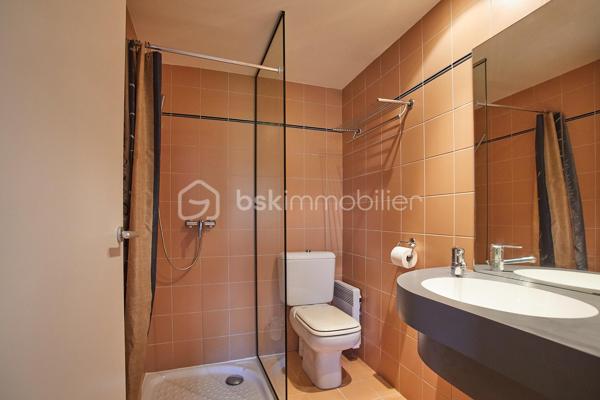 Sur la commune d'Etables-sur-Mer, dans un cadre intimiste, cette propriété d'exception de 248m² implantée sur un terrain de 5470 m² conjugue élégance intemporelle et confort moderne pour une expérience de vie incomparable. 

Conçue par un architecte en 1993, chaque détail a été pensé pour sublimer la beauté environnante et offrir des panoramas avec en toile de fond la baie de Saint-Brieuc.

Dès l'entrée, l'espace de vie de plus de 100m² baigné de lumière grâce aux multiples baies vitrées, dévoile un intérieur raffiné. Cet espace généreux invite à la détente et bénéficie d'un accès direct à plusieurs terrasses et au jardin magnifiquement entretenu.

Aussi bien pensée pour une fonctionnalité au quotidien que pour recevoir, cette demeure bénéficie en plus de son vaste séjour, d'un espace salle à manger, d'une cuisine aménagée et équipée avec un cellier attenant, un vestiaire et WC pour les invités, un espace bureau et une grande suite parentale avec vue sur la mer, une salle de bain mixte avec baignoire, douche, WC séparé et un dressing pour un maximum de confort. Sur un autre niveau, un espace dédié aux invités offre 3 chambres équipées chacune d'une salle d'eau avec WC.

Portail électrique, garage avec ouverture motorisée pouvant accueillir au moins 2 véhicules, chaufferie, cave, atelier, système d'alarme et éclairage extérieur complètent ce bien d'exception.

Pour plus d'informations, n'hésitez pas à me contacter : 06.89.29.41.54