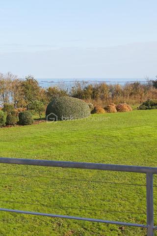 Sur la commune d'Etables-sur-Mer, dans un cadre intimiste, cette propriété d'exception de 248m² implantée sur un terrain de 5470 m² conjugue élégance intemporelle et confort moderne pour une expérience de vie incomparable. 

Conçue par un architecte en 1993, chaque détail a été pensé pour sublimer la beauté environnante et offrir des panoramas avec en toile de fond la baie de Saint-Brieuc.

Dès l'entrée, l'espace de vie de plus de 100m² baigné de lumière grâce aux multiples baies vitrées, dévoile un intérieur raffiné. Cet espace généreux invite à la détente et bénéficie d'un accès direct à plusieurs terrasses et au jardin magnifiquement entretenu.

Aussi bien pensée pour une fonctionnalité au quotidien que pour recevoir, cette demeure bénéficie en plus de son vaste séjour, d'un espace salle à manger, d'une cuisine aménagée et équipée avec un cellier attenant, un vestiaire et WC pour les invités, un espace bureau et une grande suite parentale avec vue sur la mer, une salle de bain mixte avec baignoire, douche, WC séparé et un dressing pour un maximum de confort. Sur un autre niveau, un espace dédié aux invités offre 3 chambres équipées chacune d'une salle d'eau avec WC.

Portail électrique, garage avec ouverture motorisée pouvant accueillir au moins 2 véhicules, chaufferie, cave, atelier, système d'alarme et éclairage extérieur complètent ce bien d'exception.

Pour plus d'informations, n'hésitez pas à me contacter : 06.89.29.41.54