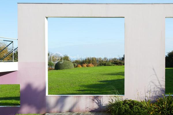 Sur la commune d'Etables-sur-Mer, dans un cadre intimiste, cette propriété d'exception de 248m² implantée sur un terrain de 5470 m² conjugue élégance intemporelle et confort moderne pour une expérience de vie incomparable. 

Conçue par un architecte en 1993, chaque détail a été pensé pour sublimer la beauté environnante et offrir des panoramas avec en toile de fond la baie de Saint-Brieuc.

Dès l'entrée, l'espace de vie de plus de 100m² baigné de lumière grâce aux multiples baies vitrées, dévoile un intérieur raffiné. Cet espace généreux invite à la détente et bénéficie d'un accès direct à plusieurs terrasses et au jardin magnifiquement entretenu.

Aussi bien pensée pour une fonctionnalité au quotidien que pour recevoir, cette demeure bénéficie en plus de son vaste séjour, d'un espace salle à manger, d'une cuisine aménagée et équipée avec un cellier attenant, un vestiaire et WC pour les invités, un espace bureau et une grande suite parentale avec vue sur la mer, une salle de bain mixte avec baignoire, douche, WC séparé et un dressing pour un maximum de confort. Sur un autre niveau, un espace dédié aux invités offre 3 chambres équipées chacune d'une salle d'eau avec WC.

Portail électrique, garage avec ouverture motorisée pouvant accueillir au moins 2 véhicules, chaufferie, cave, atelier, système d'alarme et éclairage extérieur complètent ce bien d'exception.

Pour plus d'informations, n'hésitez pas à me contacter : 06.89.29.41.54