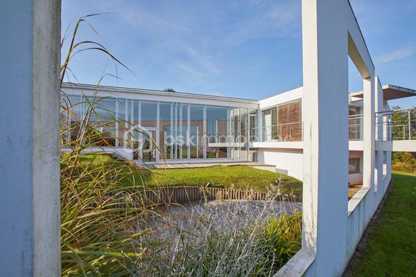 Sur la commune d'Etables-sur-Mer, dans un cadre intimiste, cette propriété d'exception de 248m² implantée sur un terrain de 5470 m² conjugue élégance intemporelle et confort moderne pour une expérience de vie incomparable. 

Conçue par un architecte en 1993, chaque détail a été pensé pour sublimer la beauté environnante et offrir des panoramas avec en toile de fond la baie de Saint-Brieuc.

Dès l'entrée, l'espace de vie de plus de 100m² baigné de lumière grâce aux multiples baies vitrées, dévoile un intérieur raffiné. Cet espace généreux invite à la détente et bénéficie d'un accès direct à plusieurs terrasses et au jardin magnifiquement entretenu.

Aussi bien pensée pour une fonctionnalité au quotidien que pour recevoir, cette demeure bénéficie en plus de son vaste séjour, d'un espace salle à manger, d'une cuisine aménagée et équipée avec un cellier attenant, un vestiaire et WC pour les invités, un espace bureau et une grande suite parentale avec vue sur la mer, une salle de bain mixte avec baignoire, douche, WC séparé et un dressing pour un maximum de confort. Sur un autre niveau, un espace dédié aux invités offre 3 chambres équipées chacune d'une salle d'eau avec WC.

Portail électrique, garage avec ouverture motorisée pouvant accueillir au moins 2 véhicules, chaufferie, cave, atelier, système d'alarme et éclairage extérieur complètent ce bien d'exception.

Pour plus d'informations, n'hésitez pas à me contacter : 06.89.29.41.54