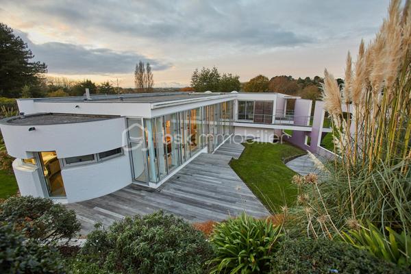 Sur la commune d'Etables-sur-Mer, dans un cadre intimiste, cette propriété d'exception de 248m² implantée sur un terrain de 5470 m² conjugue élégance intemporelle et confort moderne pour une expérience de vie incomparable. 

Conçue par un architecte en 1993, chaque détail a été pensé pour sublimer la beauté environnante et offrir des panoramas avec en toile de fond la baie de Saint-Brieuc.

Dès l'entrée, l'espace de vie de plus de 100m² baigné de lumière grâce aux multiples baies vitrées, dévoile un intérieur raffiné. Cet espace généreux invite à la détente et bénéficie d'un accès direct à plusieurs terrasses et au jardin magnifiquement entretenu.

Aussi bien pensée pour une fonctionnalité au quotidien que pour recevoir, cette demeure bénéficie en plus de son vaste séjour, d'un espace salle à manger, d'une cuisine aménagée et équipée avec un cellier attenant, un vestiaire et WC pour les invités, un espace bureau et une grande suite parentale avec vue sur la mer, une salle de bain mixte avec baignoire, douche, WC séparé et un dressing pour un maximum de confort. Sur un autre niveau, un espace dédié aux invités offre 3 chambres équipées chacune d'une salle d'eau avec WC.

Portail électrique, garage avec ouverture motorisée pouvant accueillir au moins 2 véhicules, chaufferie, cave, atelier, système d'alarme et éclairage extérieur complètent ce bien d'exception.

Pour plus d'informations, n'hésitez pas à me contacter : 06.89.29.41.54