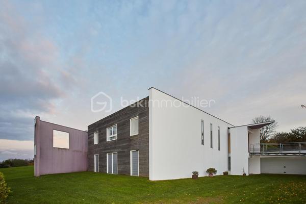 Sur la commune d'Etables-sur-Mer, dans un cadre intimiste, cette propriété d'exception de 248m² implantée sur un terrain de 5470 m² conjugue élégance intemporelle et confort moderne pour une expérience de vie incomparable. 

Conçue par un architecte en 1993, chaque détail a été pensé pour sublimer la beauté environnante et offrir des panoramas avec en toile de fond la baie de Saint-Brieuc.

Dès l'entrée, l'espace de vie de plus de 100m² baigné de lumière grâce aux multiples baies vitrées, dévoile un intérieur raffiné. Cet espace généreux invite à la détente et bénéficie d'un accès direct à plusieurs terrasses et au jardin magnifiquement entretenu.

Aussi bien pensée pour une fonctionnalité au quotidien que pour recevoir, cette demeure bénéficie en plus de son vaste séjour, d'un espace salle à manger, d'une cuisine aménagée et équipée avec un cellier attenant, un vestiaire et WC pour les invités, un espace bureau et une grande suite parentale avec vue sur la mer, une salle de bain mixte avec baignoire, douche, WC séparé et un dressing pour un maximum de confort. Sur un autre niveau, un espace dédié aux invités offre 3 chambres équipées chacune d'une salle d'eau avec WC.

Portail électrique, garage avec ouverture motorisée pouvant accueillir au moins 2 véhicules, chaufferie, cave, atelier, système d'alarme et éclairage extérieur complètent ce bien d'exception.

Pour plus d'informations, n'hésitez pas à me contacter : 06.89.29.41.54