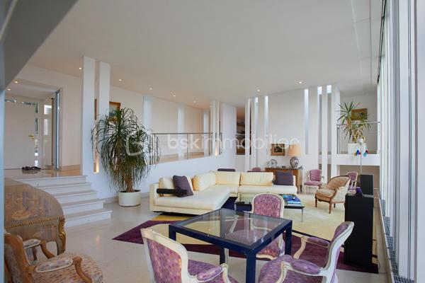 Sur la commune d'Etables-sur-Mer, dans un cadre intimiste, cette propriété d'exception de 248m² implantée sur un terrain de 5470 m² conjugue élégance intemporelle et confort moderne pour une expérience de vie incomparable. 

Conçue par un architecte en 1993, chaque détail a été pensé pour sublimer la beauté environnante et offrir des panoramas avec en toile de fond la baie de Saint-Brieuc.

Dès l'entrée, l'espace de vie de plus de 100m² baigné de lumière grâce aux multiples baies vitrées, dévoile un intérieur raffiné. Cet espace généreux invite à la détente et bénéficie d'un accès direct à plusieurs terrasses et au jardin magnifiquement entretenu.

Aussi bien pensée pour une fonctionnalité au quotidien que pour recevoir, cette demeure bénéficie en plus de son vaste séjour, d'un espace salle à manger, d'une cuisine aménagée et équipée avec un cellier attenant, un vestiaire et WC pour les invités, un espace bureau et une grande suite parentale avec vue sur la mer, une salle de bain mixte avec baignoire, douche, WC séparé et un dressing pour un maximum de confort. Sur un autre niveau, un espace dédié aux invités offre 3 chambres équipées chacune d'une salle d'eau avec WC.

Portail électrique, garage avec ouverture motorisée pouvant accueillir au moins 2 véhicules, chaufferie, cave, atelier, système d'alarme et éclairage extérieur complètent ce bien d'exception.

Pour plus d'informations, n'hésitez pas à me contacter : 06.89.29.41.54