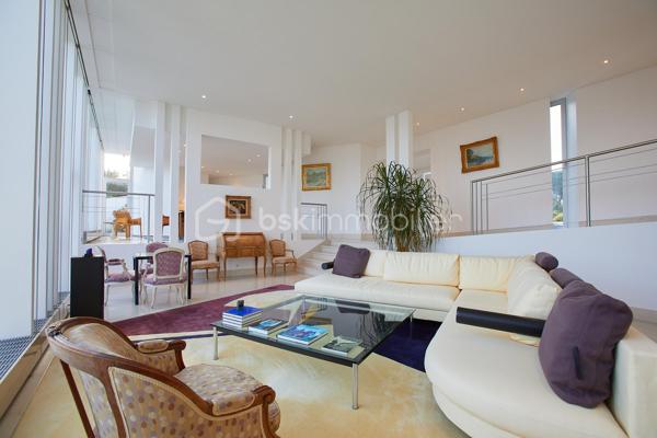 Sur la commune d'Etables-sur-Mer, dans un cadre intimiste, cette propriété d'exception de 248m² implantée sur un terrain de 5470 m² conjugue élégance intemporelle et confort moderne pour une expérience de vie incomparable. 

Conçue par un architecte en 1993, chaque détail a été pensé pour sublimer la beauté environnante et offrir des panoramas avec en toile de fond la baie de Saint-Brieuc.

Dès l'entrée, l'espace de vie de plus de 100m² baigné de lumière grâce aux multiples baies vitrées, dévoile un intérieur raffiné. Cet espace généreux invite à la détente et bénéficie d'un accès direct à plusieurs terrasses et au jardin magnifiquement entretenu.

Aussi bien pensée pour une fonctionnalité au quotidien que pour recevoir, cette demeure bénéficie en plus de son vaste séjour, d'un espace salle à manger, d'une cuisine aménagée et équipée avec un cellier attenant, un vestiaire et WC pour les invités, un espace bureau et une grande suite parentale avec vue sur la mer, une salle de bain mixte avec baignoire, douche, WC séparé et un dressing pour un maximum de confort. Sur un autre niveau, un espace dédié aux invités offre 3 chambres équipées chacune d'une salle d'eau avec WC.

Portail électrique, garage avec ouverture motorisée pouvant accueillir au moins 2 véhicules, chaufferie, cave, atelier, système d'alarme et éclairage extérieur complètent ce bien d'exception.

Pour plus d'informations, n'hésitez pas à me contacter : 06.89.29.41.54