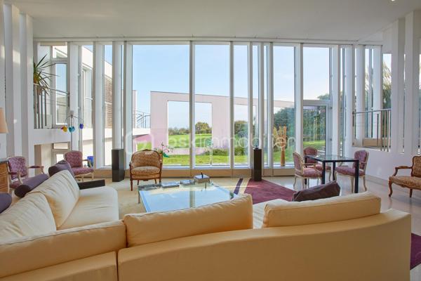 Sur la commune d'Etables-sur-Mer, dans un cadre intimiste, cette propriété d'exception de 248m² implantée sur un terrain de 5470 m² conjugue élégance intemporelle et confort moderne pour une expérience de vie incomparable. 

Conçue par un architecte en 1993, chaque détail a été pensé pour sublimer la beauté environnante et offrir des panoramas avec en toile de fond la baie de Saint-Brieuc.

Dès l'entrée, l'espace de vie de plus de 100m² baigné de lumière grâce aux multiples baies vitrées, dévoile un intérieur raffiné. Cet espace généreux invite à la détente et bénéficie d'un accès direct à plusieurs terrasses et au jardin magnifiquement entretenu.

Aussi bien pensée pour une fonctionnalité au quotidien que pour recevoir, cette demeure bénéficie en plus de son vaste séjour, d'un espace salle à manger, d'une cuisine aménagée et équipée avec un cellier attenant, un vestiaire et WC pour les invités, un espace bureau et une grande suite parentale avec vue sur la mer, une salle de bain mixte avec baignoire, douche, WC séparé et un dressing pour un maximum de confort. Sur un autre niveau, un espace dédié aux invités offre 3 chambres équipées chacune d'une salle d'eau avec WC.

Portail électrique, garage avec ouverture motorisée pouvant accueillir au moins 2 véhicules, chaufferie, cave, atelier, système d'alarme et éclairage extérieur complètent ce bien d'exception.

Pour plus d'informations, n'hésitez pas à me contacter : 06.89.29.41.54
