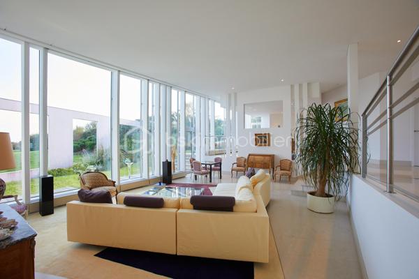 Sur la commune d'Etables-sur-Mer, dans un cadre intimiste, cette propriété d'exception de 248m² implantée sur un terrain de 5470 m² conjugue élégance intemporelle et confort moderne pour une expérience de vie incomparable. 

Conçue par un architecte en 1993, chaque détail a été pensé pour sublimer la beauté environnante et offrir des panoramas avec en toile de fond la baie de Saint-Brieuc.

Dès l'entrée, l'espace de vie de plus de 100m² baigné de lumière grâce aux multiples baies vitrées, dévoile un intérieur raffiné. Cet espace généreux invite à la détente et bénéficie d'un accès direct à plusieurs terrasses et au jardin magnifiquement entretenu.

Aussi bien pensée pour une fonctionnalité au quotidien que pour recevoir, cette demeure bénéficie en plus de son vaste séjour, d'un espace salle à manger, d'une cuisine aménagée et équipée avec un cellier attenant, un vestiaire et WC pour les invités, un espace bureau et une grande suite parentale avec vue sur la mer, une salle de bain mixte avec baignoire, douche, WC séparé et un dressing pour un maximum de confort. Sur un autre niveau, un espace dédié aux invités offre 3 chambres équipées chacune d'une salle d'eau avec WC.

Portail électrique, garage avec ouverture motorisée pouvant accueillir au moins 2 véhicules, chaufferie, cave, atelier, système d'alarme et éclairage extérieur complètent ce bien d'exception.

Pour plus d'informations, n'hésitez pas à me contacter : 06.89.29.41.54