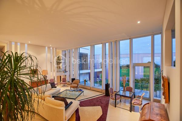 Sur la commune d'Etables-sur-Mer, dans un cadre intimiste, cette propriété d'exception de 248m² implantée sur un terrain de 5470 m² conjugue élégance intemporelle et confort moderne pour une expérience de vie incomparable. 

Conçue par un architecte en 1993, chaque détail a été pensé pour sublimer la beauté environnante et offrir des panoramas avec en toile de fond la baie de Saint-Brieuc.

Dès l'entrée, l'espace de vie de plus de 100m² baigné de lumière grâce aux multiples baies vitrées, dévoile un intérieur raffiné. Cet espace généreux invite à la détente et bénéficie d'un accès direct à plusieurs terrasses et au jardin magnifiquement entretenu.

Aussi bien pensée pour une fonctionnalité au quotidien que pour recevoir, cette demeure bénéficie en plus de son vaste séjour, d'un espace salle à manger, d'une cuisine aménagée et équipée avec un cellier attenant, un vestiaire et WC pour les invités, un espace bureau et une grande suite parentale avec vue sur la mer, une salle de bain mixte avec baignoire, douche, WC séparé et un dressing pour un maximum de confort. Sur un autre niveau, un espace dédié aux invités offre 3 chambres équipées chacune d'une salle d'eau avec WC.

Portail électrique, garage avec ouverture motorisée pouvant accueillir au moins 2 véhicules, chaufferie, cave, atelier, système d'alarme et éclairage extérieur complètent ce bien d'exception.

Pour plus d'informations, n'hésitez pas à me contacter : 06.89.29.41.54