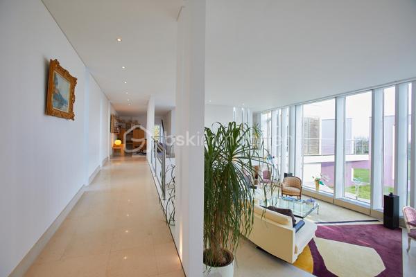 Sur la commune d'Etables-sur-Mer, dans un cadre intimiste, cette propriété d'exception de 248m² implantée sur un terrain de 5470 m² conjugue élégance intemporelle et confort moderne pour une expérience de vie incomparable. 

Conçue par un architecte en 1993, chaque détail a été pensé pour sublimer la beauté environnante et offrir des panoramas avec en toile de fond la baie de Saint-Brieuc.

Dès l'entrée, l'espace de vie de plus de 100m² baigné de lumière grâce aux multiples baies vitrées, dévoile un intérieur raffiné. Cet espace généreux invite à la détente et bénéficie d'un accès direct à plusieurs terrasses et au jardin magnifiquement entretenu.

Aussi bien pensée pour une fonctionnalité au quotidien que pour recevoir, cette demeure bénéficie en plus de son vaste séjour, d'un espace salle à manger, d'une cuisine aménagée et équipée avec un cellier attenant, un vestiaire et WC pour les invités, un espace bureau et une grande suite parentale avec vue sur la mer, une salle de bain mixte avec baignoire, douche, WC séparé et un dressing pour un maximum de confort. Sur un autre niveau, un espace dédié aux invités offre 3 chambres équipées chacune d'une salle d'eau avec WC.

Portail électrique, garage avec ouverture motorisée pouvant accueillir au moins 2 véhicules, chaufferie, cave, atelier, système d'alarme et éclairage extérieur complètent ce bien d'exception.

Pour plus d'informations, n'hésitez pas à me contacter : 06.89.29.41.54