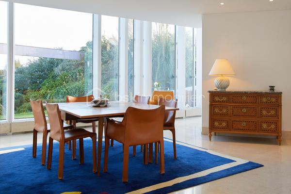 Sur la commune d'Etables-sur-Mer, dans un cadre intimiste, cette propriété d'exception de 248m² implantée sur un terrain de 5470 m² conjugue élégance intemporelle et confort moderne pour une expérience de vie incomparable. 

Conçue par un architecte en 1993, chaque détail a été pensé pour sublimer la beauté environnante et offrir des panoramas avec en toile de fond la baie de Saint-Brieuc.

Dès l'entrée, l'espace de vie de plus de 100m² baigné de lumière grâce aux multiples baies vitrées, dévoile un intérieur raffiné. Cet espace généreux invite à la détente et bénéficie d'un accès direct à plusieurs terrasses et au jardin magnifiquement entretenu.

Aussi bien pensée pour une fonctionnalité au quotidien que pour recevoir, cette demeure bénéficie en plus de son vaste séjour, d'un espace salle à manger, d'une cuisine aménagée et équipée avec un cellier attenant, un vestiaire et WC pour les invités, un espace bureau et une grande suite parentale avec vue sur la mer, une salle de bain mixte avec baignoire, douche, WC séparé et un dressing pour un maximum de confort. Sur un autre niveau, un espace dédié aux invités offre 3 chambres équipées chacune d'une salle d'eau avec WC.

Portail électrique, garage avec ouverture motorisée pouvant accueillir au moins 2 véhicules, chaufferie, cave, atelier, système d'alarme et éclairage extérieur complètent ce bien d'exception.

Pour plus d'informations, n'hésitez pas à me contacter : 06.89.29.41.54