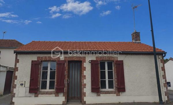 À quelques minutes à pied du centre-ville de Pornic, cette maison typique pleine de caractère séduira les amateurs de biens authentiques et les investisseurs en quête d’un emplacement stratégique.

Traversante et lumineuse, elle offre une belle circulation de lumière naturelle et une atmosphère chaleureuse.

Elle comprend :
• une pièce de vie conviviale,
• deux chambres,
• une salle de bain,
• un WC indépendant,
• une cour d’environ 8 m² avec appentis, idéale pour créer un petit espace extérieur cosy.

📍 Un emplacement recherché :
Vous profitez d’une situation idéale pour rejoindre rapidement :
• le centre-ville,
• les commerces,
• le vieux port,
• les plages et sentiers côtiers,
• la gare de Pornic,
• ainsi que les axes vers Nantes et Saint-Nazaire.

🏡 Un bien idéal pour :
• une première acquisition,
• un pied-à-terre en bord de mer
• un investissement locatif annuel ou saisonnier,
• un projet Airbnb grâce à sa localisation très attractive.

💡 À noter :
Située sur un axe passant, la maison bénéficie d’un accès pratique et d’une excellente visibilité. Des améliorations de confort acoustique pourront être envisagées selon les attentes de chacun, notamment via un renforcement des huisseries.

Absence de stationnement privatif, mais proximité des commodités et des espaces de stationnement publics du secteur.

Une maison au charme du Pays de Retz, avec un beau potentiel de valorisation dans l’un des secteurs les plus recherchés de la côte 🌊

Montant estimé des dépenses annuelles d’énergie pour un usage standard : entre 970 € et 1 360 € par an.
Prix moyens des énergies indexés au 1er janvier 2021.

Informations sur les risques disponibles sur le site Géorisques : www.georisques.gouv.fr

Honoraires à la charge du vendeur.
