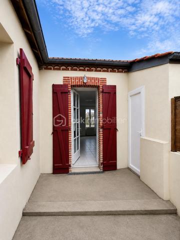 À quelques minutes à pied du centre-ville de Pornic, cette maison typique pleine de caractère séduira les amateurs de biens authentiques et les investisseurs en quête d’un emplacement stratégique.

Traversante et lumineuse, elle offre une belle circulation de lumière naturelle et une atmosphère chaleureuse.

Elle comprend :
• une pièce de vie conviviale,
• deux chambres,
• une salle de bain,
• un WC indépendant,
• une cour d’environ 8 m² avec appentis, idéale pour créer un petit espace extérieur cosy.

📍 Un emplacement recherché :
Vous profitez d’une situation idéale pour rejoindre rapidement :
• le centre-ville,
• les commerces,
• le vieux port,
• les plages et sentiers côtiers,
• la gare de Pornic,
• ainsi que les axes vers Nantes et Saint-Nazaire.

🏡 Un bien idéal pour :
• une première acquisition,
• un pied-à-terre en bord de mer
• un investissement locatif annuel ou saisonnier,
• un projet Airbnb grâce à sa localisation très attractive.

💡 À noter :
Située sur un axe passant, la maison bénéficie d’un accès pratique et d’une excellente visibilité. Des améliorations de confort acoustique pourront être envisagées selon les attentes de chacun, notamment via un renforcement des huisseries.

Absence de stationnement privatif, mais proximité des commodités et des espaces de stationnement publics du secteur.

Une maison au charme du Pays de Retz, avec un beau potentiel de valorisation dans l’un des secteurs les plus recherchés de la côte 🌊

Montant estimé des dépenses annuelles d’énergie pour un usage standard : entre 970 € et 1 360 € par an.
Prix moyens des énergies indexés au 1er janvier 2021.

Informations sur les risques disponibles sur le site Géorisques : www.georisques.gouv.fr

Honoraires à la charge du vendeur.