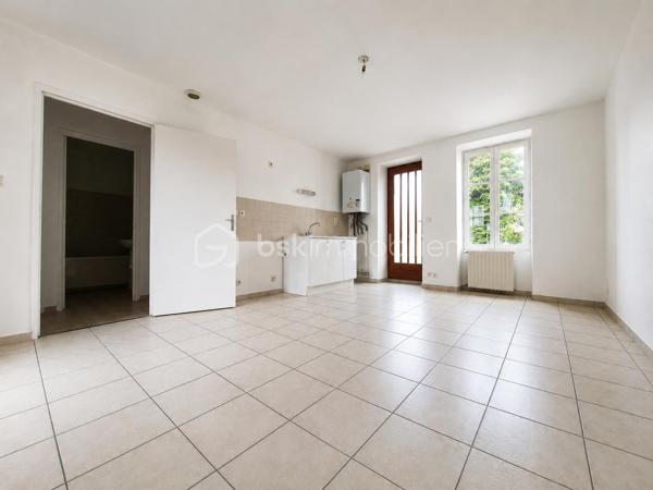 À quelques minutes à pied du centre-ville de Pornic, cette maison typique pleine de caractère séduira les amateurs de biens authentiques et les investisseurs en quête d’un emplacement stratégique.

Traversante et lumineuse, elle offre une belle circulation de lumière naturelle et une atmosphère chaleureuse.

Elle comprend :
• une pièce de vie conviviale,
• deux chambres,
• une salle de bain,
• un WC indépendant,
• une cour d’environ 8 m² avec appentis, idéale pour créer un petit espace extérieur cosy.

📍 Un emplacement recherché :
Vous profitez d’une situation idéale pour rejoindre rapidement :
• le centre-ville,
• les commerces,
• le vieux port,
• les plages et sentiers côtiers,
• la gare de Pornic,
• ainsi que les axes vers Nantes et Saint-Nazaire.

🏡 Un bien idéal pour :
• une première acquisition,
• un pied-à-terre en bord de mer
• un investissement locatif annuel ou saisonnier,
• un projet Airbnb grâce à sa localisation très attractive.

💡 À noter :
Située sur un axe passant, la maison bénéficie d’un accès pratique et d’une excellente visibilité. Des améliorations de confort acoustique pourront être envisagées selon les attentes de chacun, notamment via un renforcement des huisseries.

Absence de stationnement privatif, mais proximité des commodités et des espaces de stationnement publics du secteur.

Une maison au charme du Pays de Retz, avec un beau potentiel de valorisation dans l’un des secteurs les plus recherchés de la côte 🌊

Montant estimé des dépenses annuelles d’énergie pour un usage standard : entre 970 € et 1 360 € par an.
Prix moyens des énergies indexés au 1er janvier 2021.

Informations sur les risques disponibles sur le site Géorisques : www.georisques.gouv.fr

Honoraires à la charge du vendeur.