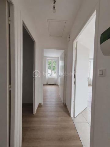 À quelques minutes à pied du centre-ville de Pornic, cette maison typique pleine de caractère séduira les amateurs de biens authentiques et les investisseurs en quête d’un emplacement stratégique.

Traversante et lumineuse, elle offre une belle circulation de lumière naturelle et une atmosphère chaleureuse.

Elle comprend :
• une pièce de vie conviviale,
• deux chambres,
• une salle de bain,
• un WC indépendant,
• une cour d’environ 8 m² avec appentis, idéale pour créer un petit espace extérieur cosy.

📍 Un emplacement recherché :
Vous profitez d’une situation idéale pour rejoindre rapidement :
• le centre-ville,
• les commerces,
• le vieux port,
• les plages et sentiers côtiers,
• la gare de Pornic,
• ainsi que les axes vers Nantes et Saint-Nazaire.

🏡 Un bien idéal pour :
• une première acquisition,
• un pied-à-terre en bord de mer
• un investissement locatif annuel ou saisonnier,
• un projet Airbnb grâce à sa localisation très attractive.

💡 À noter :
Située sur un axe passant, la maison bénéficie d’un accès pratique et d’une excellente visibilité. Des améliorations de confort acoustique pourront être envisagées selon les attentes de chacun, notamment via un renforcement des huisseries.

Absence de stationnement privatif, mais proximité des commodités et des espaces de stationnement publics du secteur.

Une maison au charme du Pays de Retz, avec un beau potentiel de valorisation dans l’un des secteurs les plus recherchés de la côte 🌊

Montant estimé des dépenses annuelles d’énergie pour un usage standard : entre 970 € et 1 360 € par an.
Prix moyens des énergies indexés au 1er janvier 2021.

Informations sur les risques disponibles sur le site Géorisques : www.georisques.gouv.fr

Honoraires à la charge du vendeur.