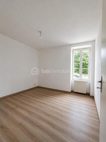 À quelques minutes à pied du centre-ville de Pornic, cette maison typique pleine de caractère séduira les amateurs de biens authentiques et les investisseurs en quête d’un emplacement stratégique.

Traversante et lumineuse, elle offre une belle circulation de lumière naturelle et une atmosphère chaleureuse.

Elle comprend :
• une pièce de vie conviviale,
• deux chambres,
• une salle de bain,
• un WC indépendant,
• une cour d’environ 8 m² avec appentis, idéale pour créer un petit espace extérieur cosy.

📍 Un emplacement recherché :
Vous profitez d’une situation idéale pour rejoindre rapidement :
• le centre-ville,
• les commerces,
• le vieux port,
• les plages et sentiers côtiers,
• la gare de Pornic,
• ainsi que les axes vers Nantes et Saint-Nazaire.

🏡 Un bien idéal pour :
• une première acquisition,
• un pied-à-terre en bord de mer
• un investissement locatif annuel ou saisonnier,
• un projet Airbnb grâce à sa localisation très attractive.

💡 À noter :
Située sur un axe passant, la maison bénéficie d’un accès pratique et d’une excellente visibilité. Des améliorations de confort acoustique pourront être envisagées selon les attentes de chacun, notamment via un renforcement des huisseries.

Absence de stationnement privatif, mais proximité des commodités et des espaces de stationnement publics du secteur.

Une maison au charme du Pays de Retz, avec un beau potentiel de valorisation dans l’un des secteurs les plus recherchés de la côte 🌊

Montant estimé des dépenses annuelles d’énergie pour un usage standard : entre 970 € et 1 360 € par an.
Prix moyens des énergies indexés au 1er janvier 2021.

Informations sur les risques disponibles sur le site Géorisques : www.georisques.gouv.fr

Honoraires à la charge du vendeur.