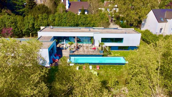 Villa d'exception de 286 m² à Bièvres par Studio KO architectes. Luxe, lumière et nature en parfaite harmonie