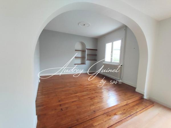 À découvrir à Couhé : Maison familiale avec potentiel et double garage !