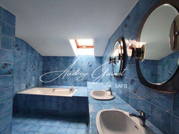 À découvrir à Couhé : Maison familiale avec potentiel et double garage !