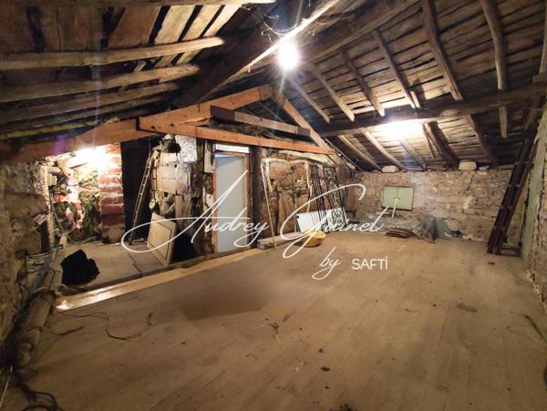 À découvrir à Couhé : Maison familiale avec potentiel et double garage !