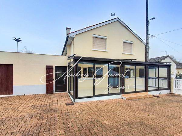 À découvrir à Couhé : Maison familiale avec potentiel et double garage !