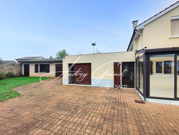 À découvrir à Couhé : Maison familiale avec potentiel et double garage !