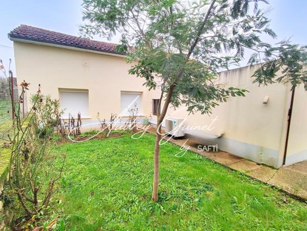 À découvrir à Couhé : Maison familiale avec potentiel et double garage !