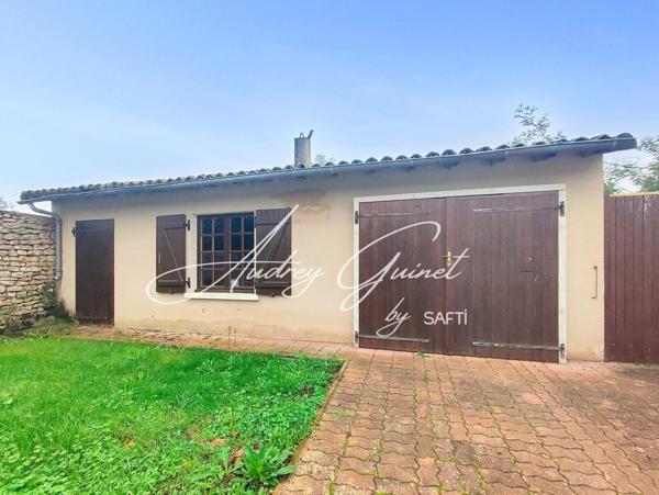 À découvrir à Couhé : Maison familiale avec potentiel et double garage !