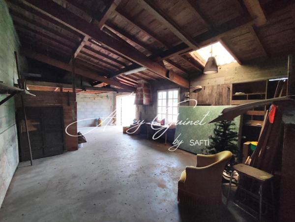 À découvrir à Couhé : Maison familiale avec potentiel et double garage !