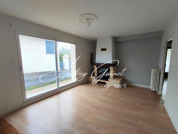 À découvrir à Couhé : Maison familiale avec potentiel et double garage !