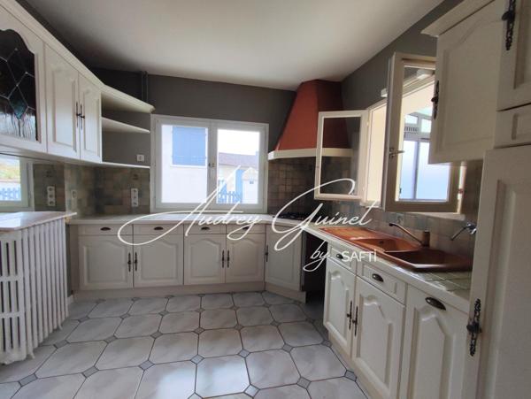 À découvrir à Couhé : Maison familiale avec potentiel et double garage !