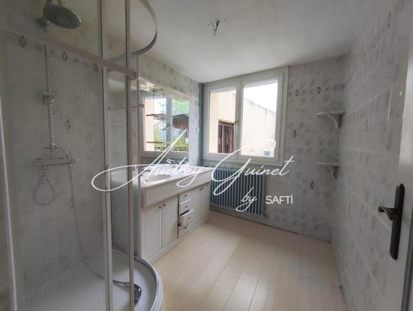 À découvrir à Couhé : Maison familiale avec potentiel et double garage !