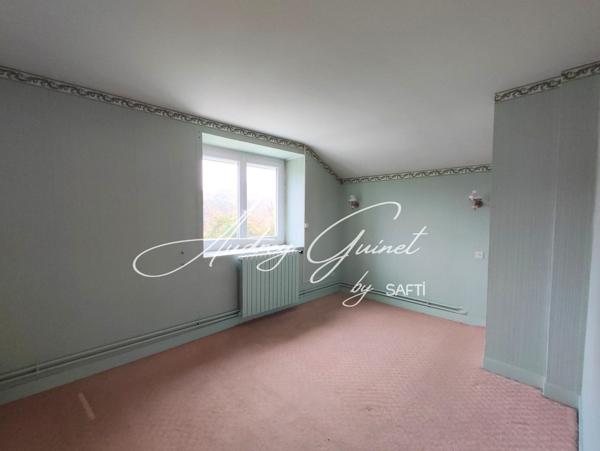 À découvrir à Couhé : Maison familiale avec potentiel et double garage !