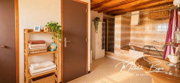 Jolie maison en pierre, dépendances et potentiel !