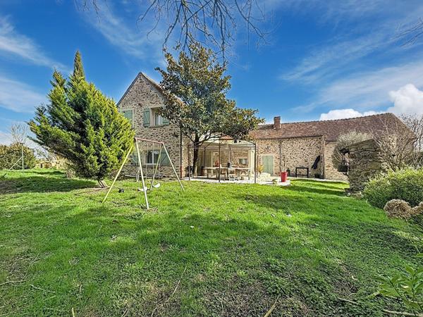 Demeure de charme située à Bassevelle - 260 m2 - pièce de vie de 100 m2 - 4 chambres - piscine couverte - garage et nombreux stationnements