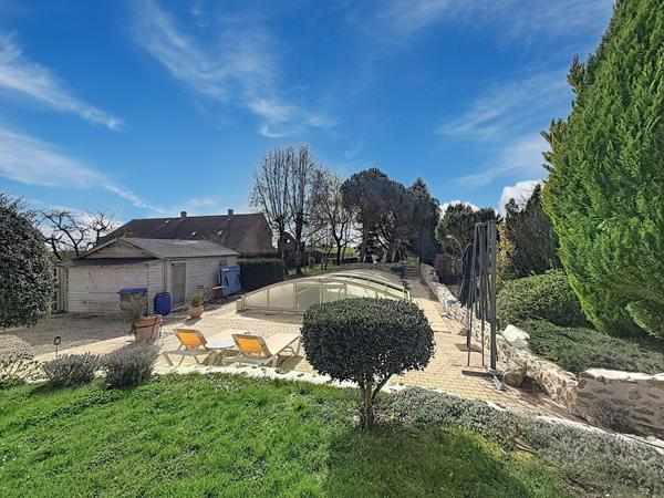 Demeure de charme située à Bassevelle - 260 m2 - pièce de vie de 100 m2 - 4 chambres - piscine couverte - garage et nombreux stationnements